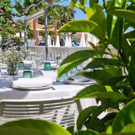 Hotel Restaurant Juanito Platja Sant Carles De La Rapita Bagian luar foto