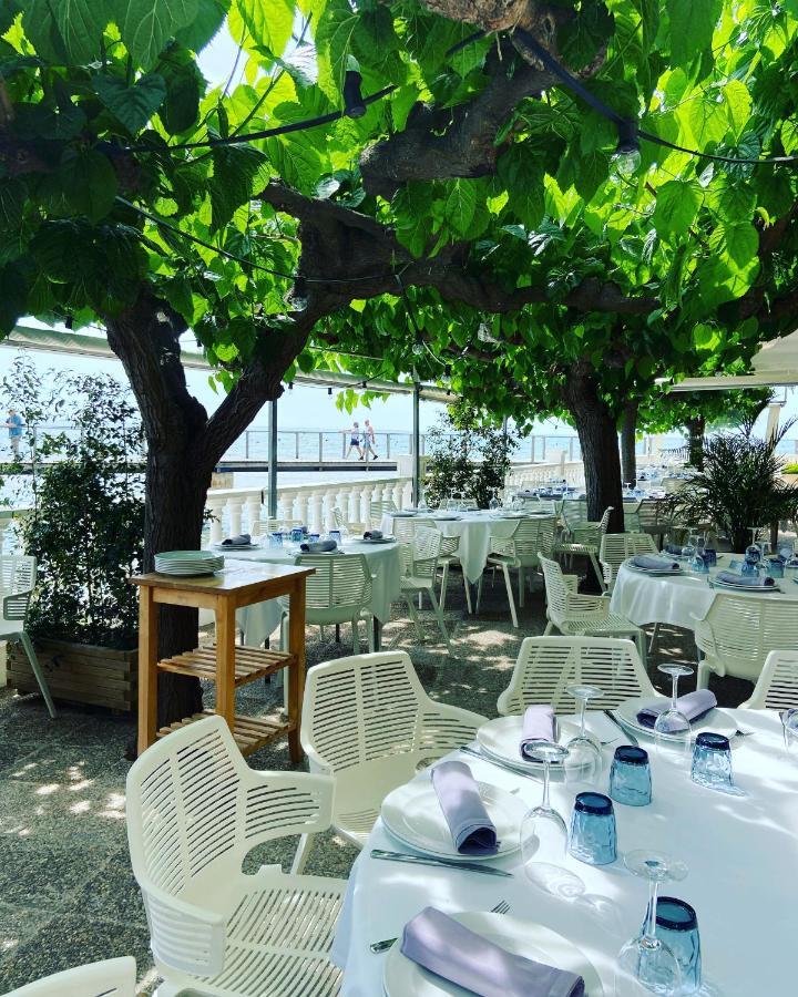 Hotel Restaurant Juanito Platja Sant Carles De La Rapita Bagian luar foto