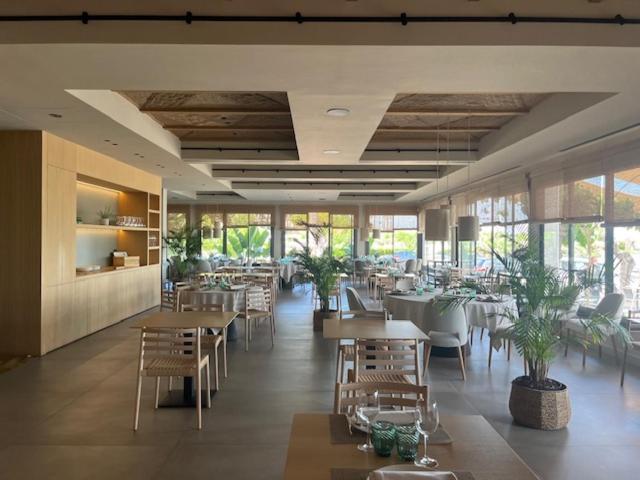 Hotel Restaurant Juanito Platja Sant Carles De La Rapita Bagian luar foto