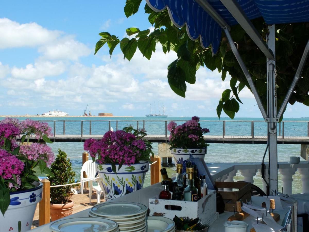 Hotel Restaurant Juanito Platja Sant Carles De La Rapita Bagian luar foto